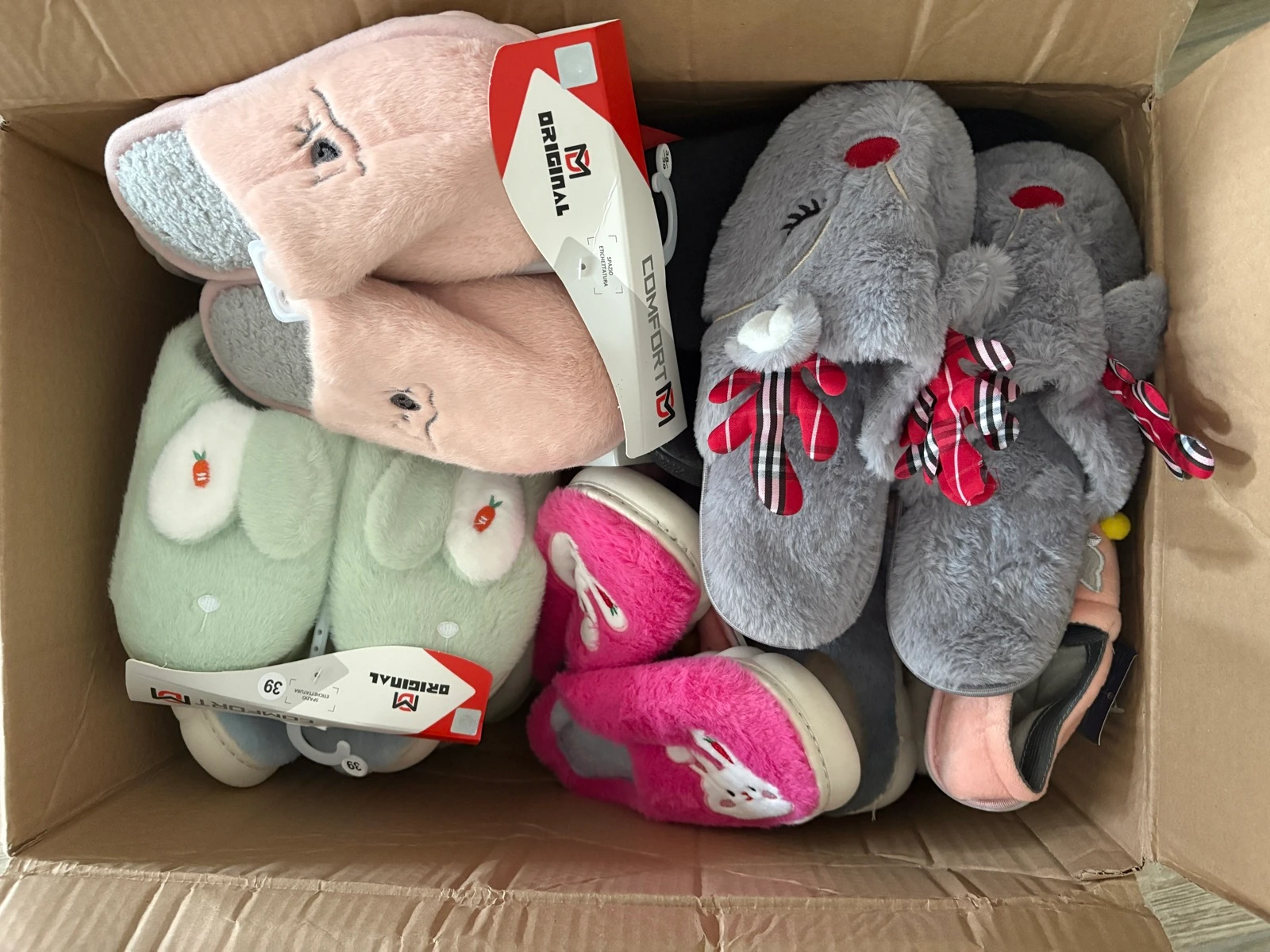 Lot de 15 paires de pantoufles - du 31 au 42 - Neuves